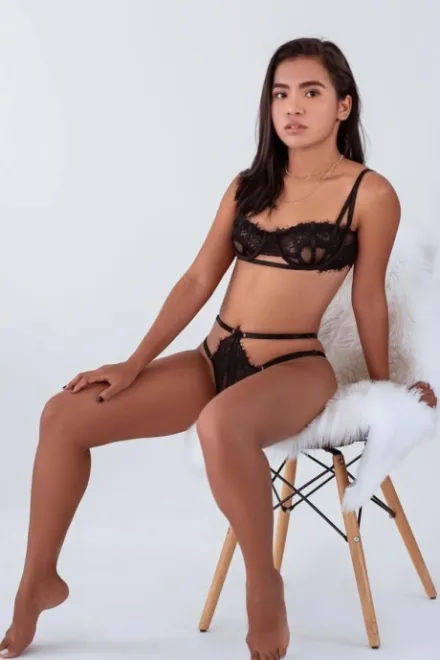 Brunette Brazilian escort in Kensington - Rahma - image 3