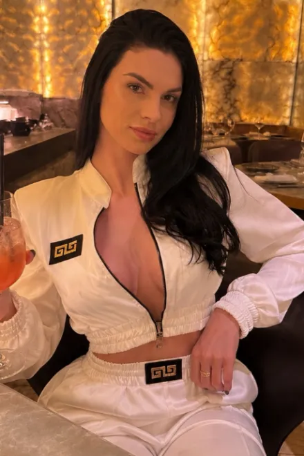 Brunette Brazilian escort in Mayfair - Nilou - image 17